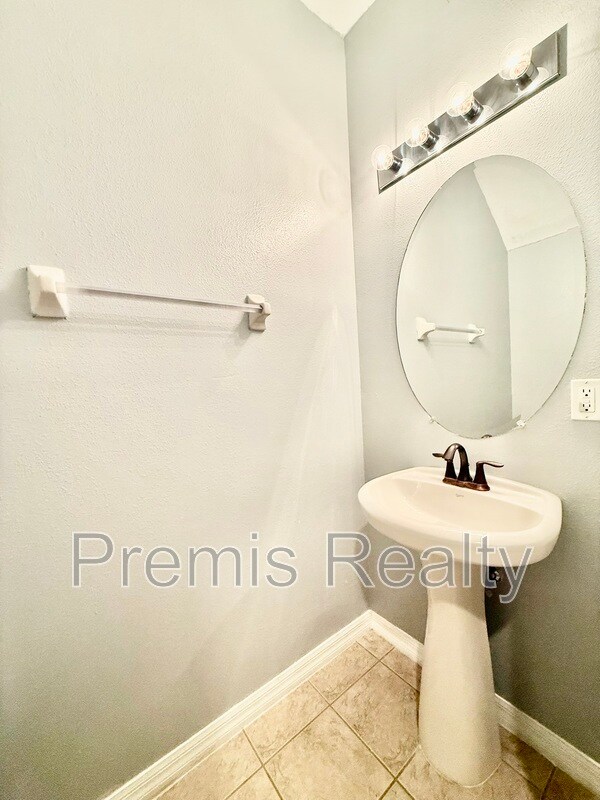 Building Photo - 2043 Strathmill Dr