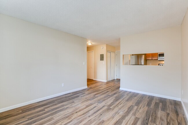 Building Photo - 1337 Arkwright St N