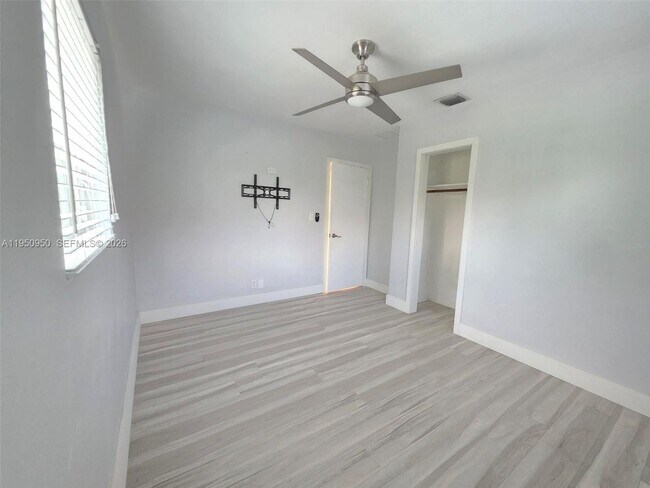 Building Photo - 250 NE 42nd St