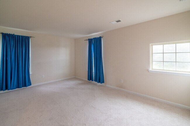 Building Photo - Spacious 4-Bedroom Home with Sunroom, Deck...