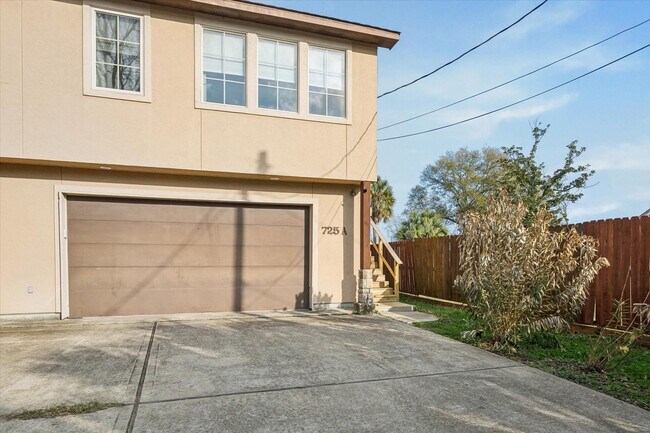 Building Photo - 725 Martin St