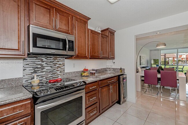 Building Photo - 9410 N Hollybrook Lake Dr