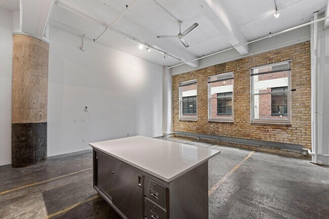 Building Photo - 700 N Washington Ave