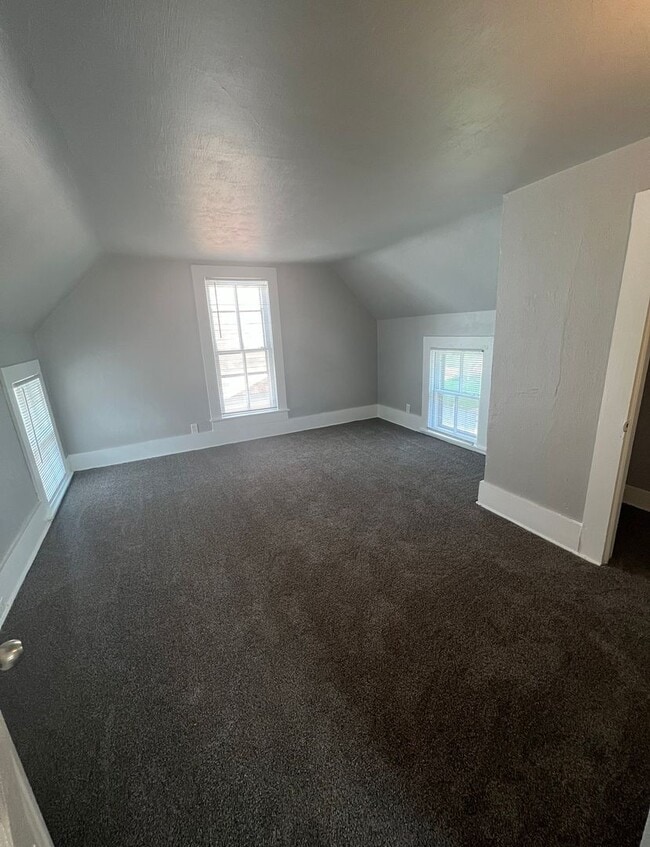 Building Photo - Updated 3BR Home with Central Air in Moline