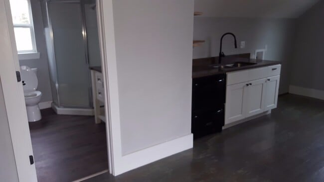 Building Photo - 113 Benton St