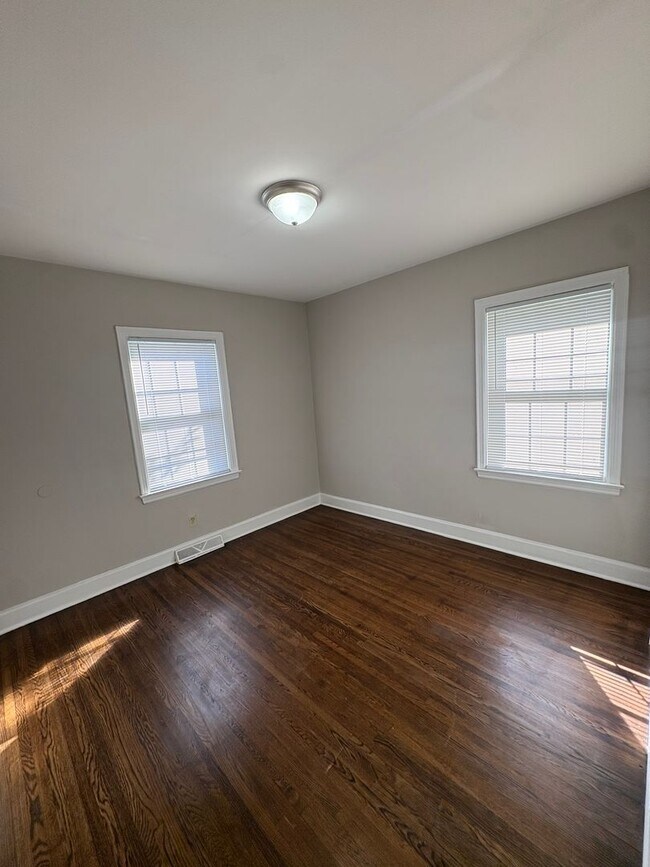 Building Photo - Won't LAST 2 Bedroom 1 bath Home with BONU...