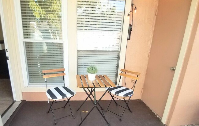 Building Photo - Beautiful 2/2 Towhhouse Feel Condo  x Rent...