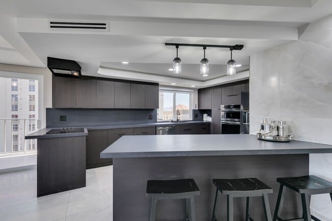 Building Photo - Elevated Penthouse Living with Private Terrace & Resort-Style Amenities * MOVE IN SPECIAL *