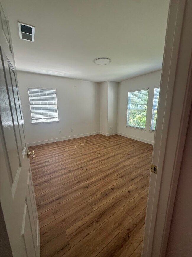 Building Photo - 2889 Plaza del Amo
