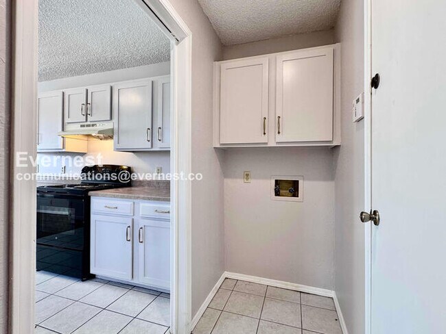Building Photo - 3 Bed, 2 Bath Home with Garage / Pet-Friendly / Available Now!