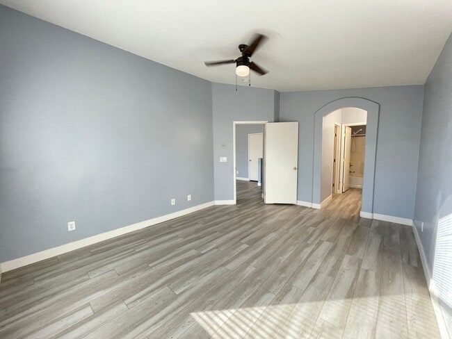 Building Photo - Cute 2 bed 2 bath townhouse with 1 car garage and washer and dryer in unit