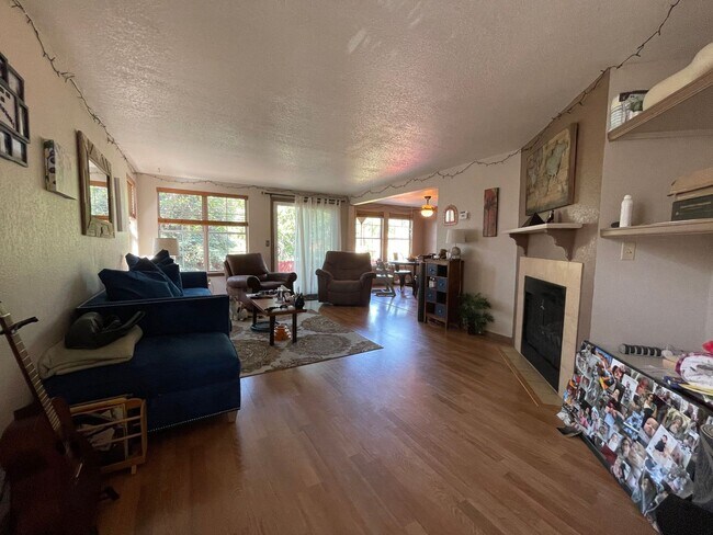 Building Photo - Charming 3 Bed 3 Bath Home - Available Aug...