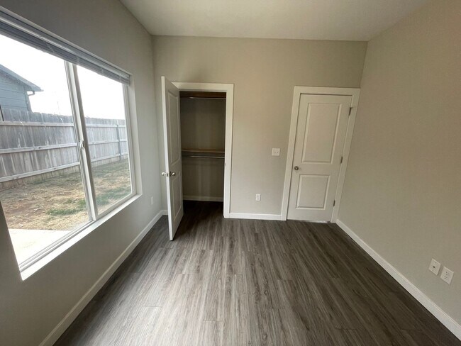 Building Photo - 13544/46 Haskell