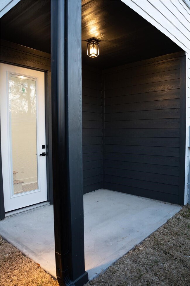 Building Photo - 8805 Parkway Dr