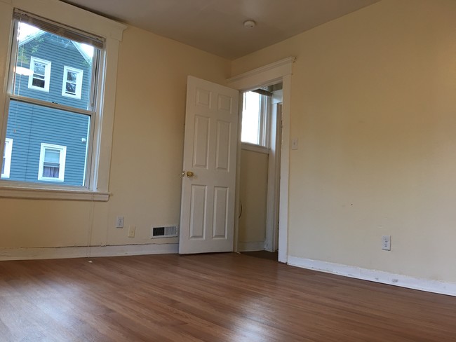 Building Photo - 86 Adeline St