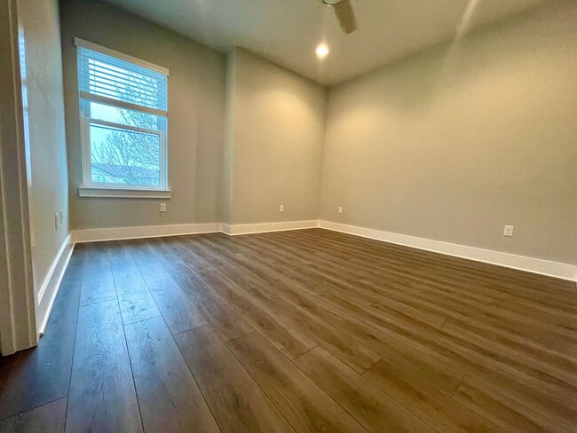 Building Photo - **MOVE IN SPECIAL-$500 OFF 1ST MONTH’S REN...
