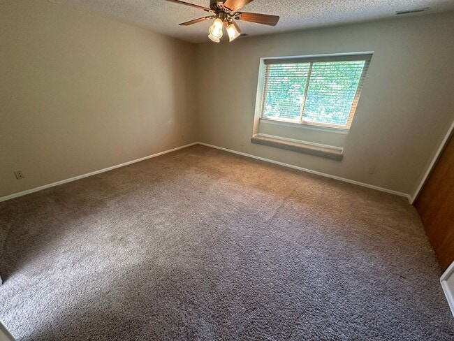 Building Photo - 2 Bed, 2 Bath Unit in Rockrimmon