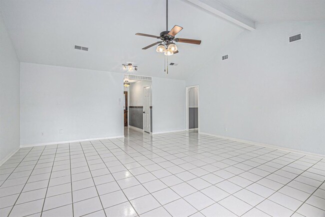 Building Photo - 2512 Village Cir Dr