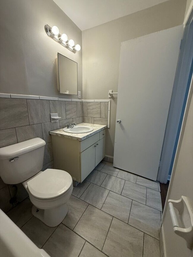 Building Photo - Remodeled 1 Bedroom Apartment!!! Walk to t...