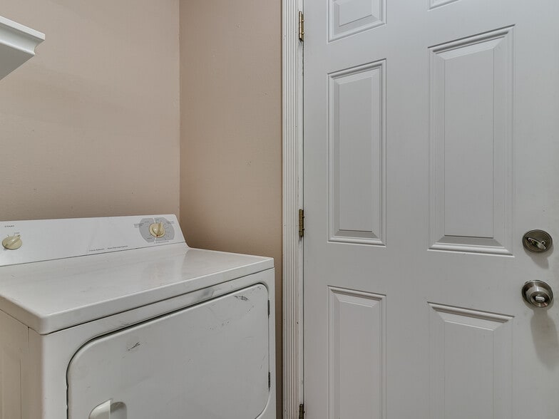 Building Photo - 1548 Bradley Pl