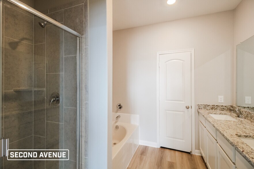 Building Photo - 2105 Meadow Dr