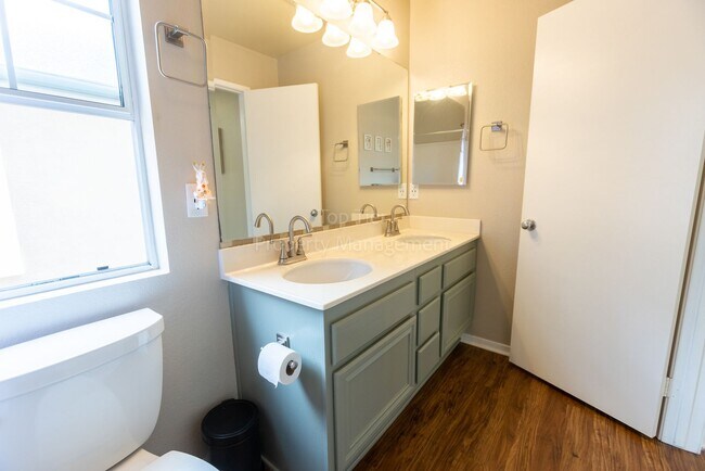 Building Photo - Gorgeous upgraded 4 bed 2.5 bath 2,216 sqft home with Remodeled Kitchen, Hardwood Floors, Tesla S...