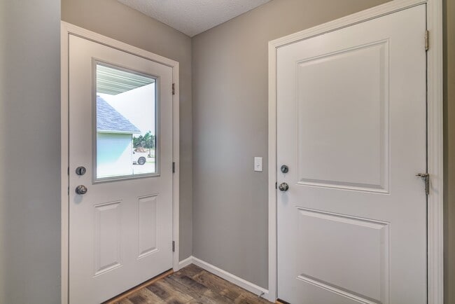 Building Photo - 2 Bedroom Town Home