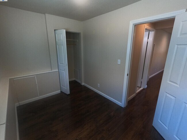 Building Photo - 279 Estabrook St