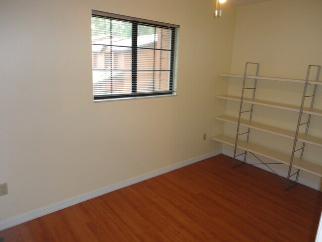 Building Photo - 2 bedroom/2 bath condo in Rockwood Villas.