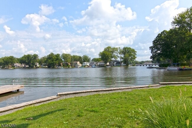 Building Photo - 111 W Shore Rd