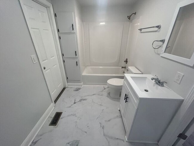 Building Photo - Two Bed/One Bath Renovated Home in Histori...