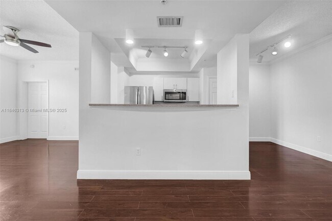Building Photo - 533 NE 3rd Ave