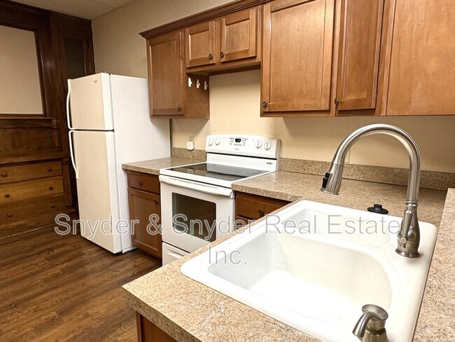 Building Photo - 777 W Market St