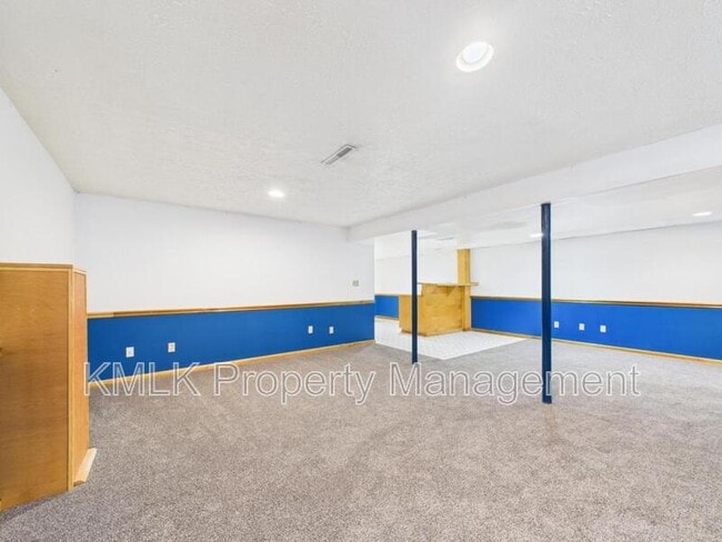 Building Photo - 411 Treeview Dr