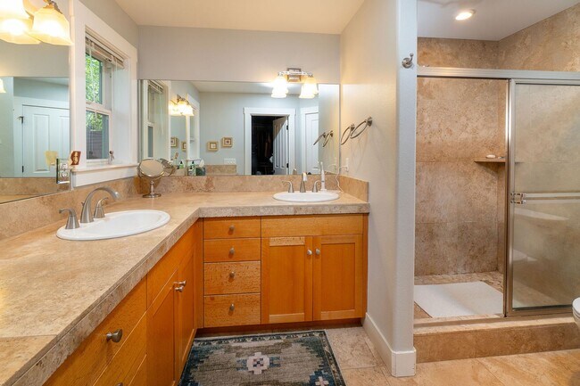 Building Photo - Beautiful Craftsman Style Home in Northwes...