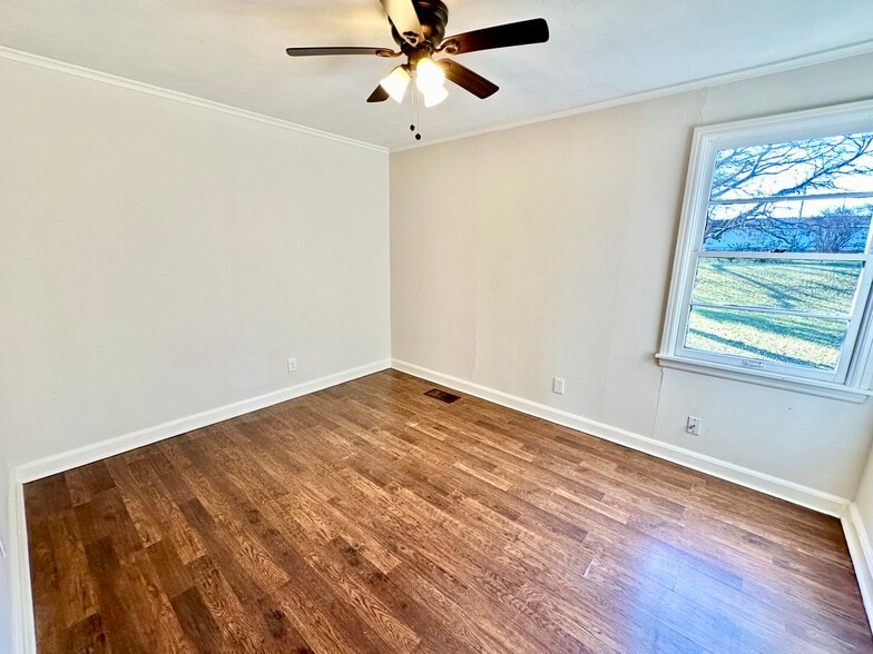 Master Bed - 922 Lynden Blvd