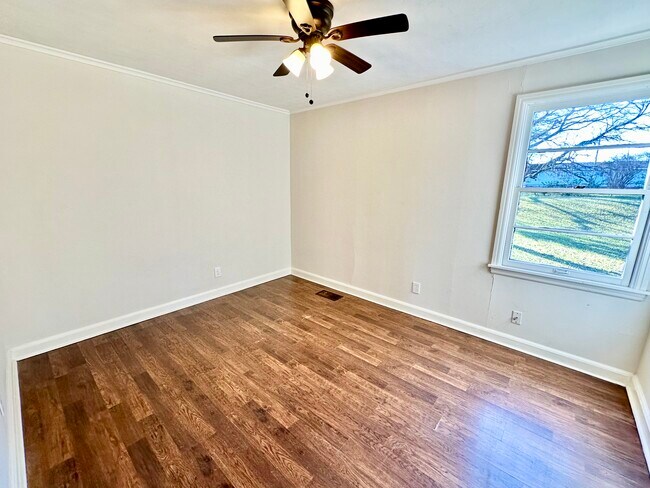 Master Bed - 922 Lynden Blvd