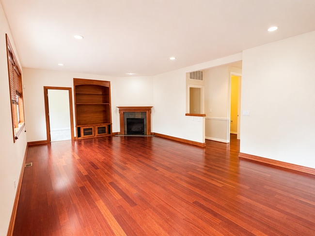 Building Photo - Spacious 5 Bedroom Home with A/C, Den, Waterfall in Prime Kenmore Cul-de-Sac