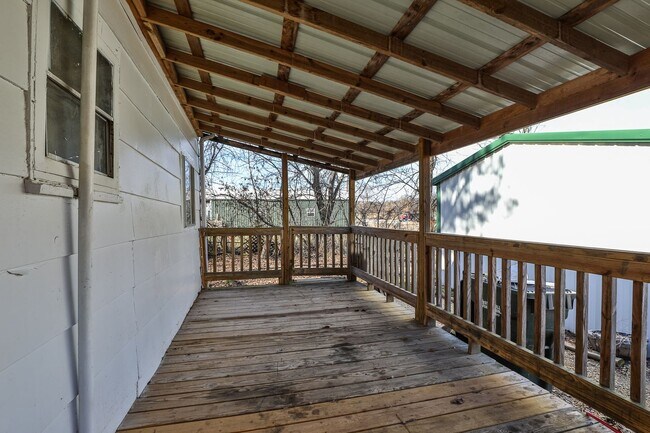 Building Photo - 2 Bedroom | 1 Bathroom | With a Large Deta...