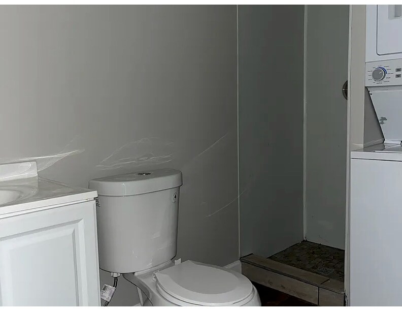 Building Photo - Room in House on West Blvd