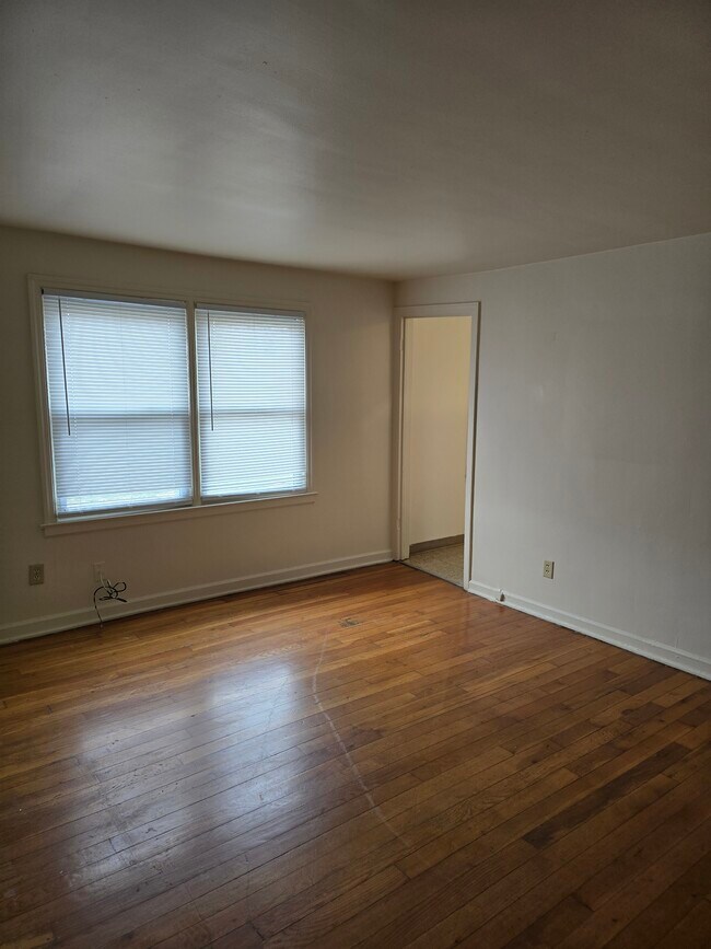 Building Photo - 404-410 East Bruce