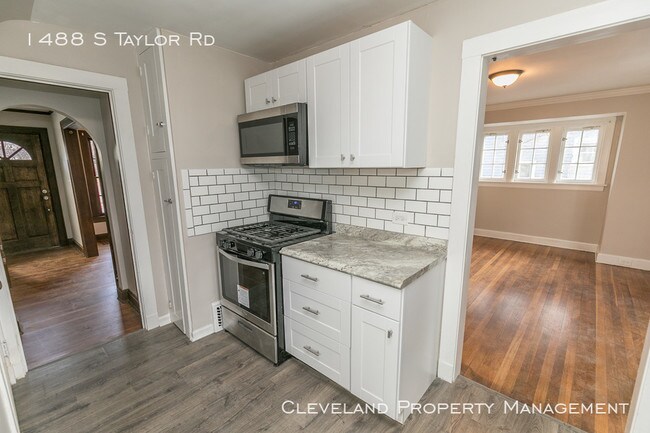 Building Photo - Charming 3 Bedroom Home