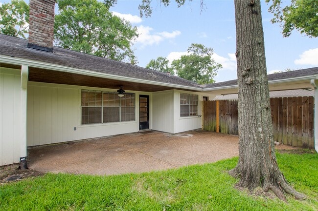 Building Photo - 402 Forest Lake Dr