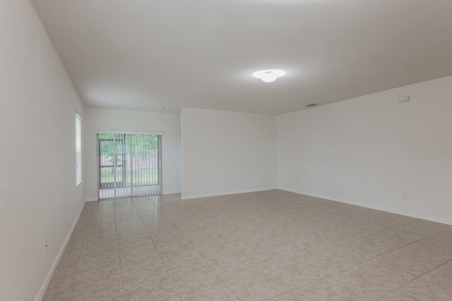 Building Photo - 203 NE 9th Ave