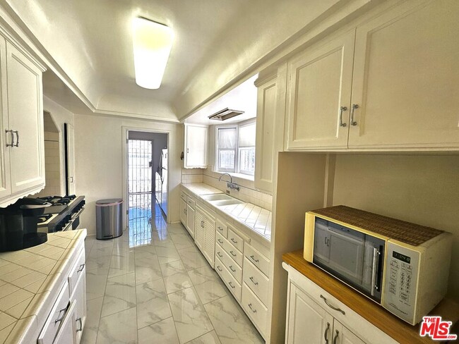 Building Photo - 2211 W 78th Pl