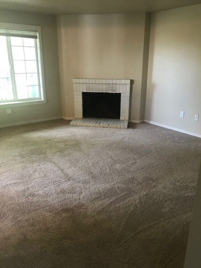 Building Photo - $2500-3Beds 2BA W/D 2 reserved parking, po...