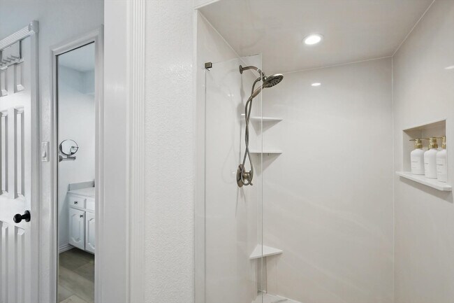 Building Photo - 328 Shawnee Trail