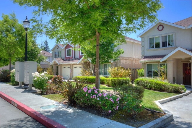 Building Photo - 2854 Grove Way