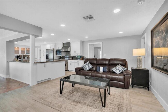 Building Photo - 6440 3rd Palm Point