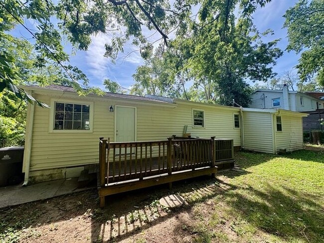 Building Photo - 3 Bed /2.5 Bath East Nash!